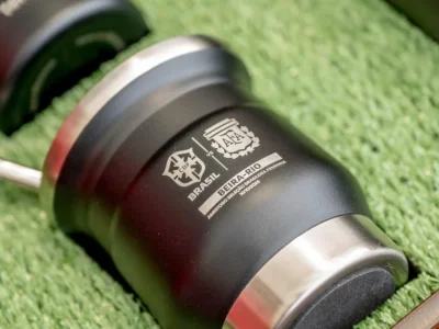 Presidente da CBF ganha kit chimarrão do Beira-Rio após jogo da Seleção Feminina em Porto Alegre