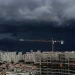 Campanha de Flávio Bolsonaro pede extensão do horário de votação até 19h em estados afetados por chuvas, incluindo Paraná e Santa Catarina