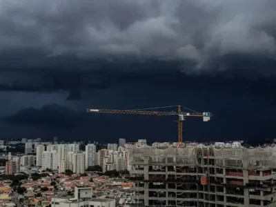 Campanha de Flávio Bolsonaro pede extensão do horário de votação até 19h em estados afetados por chuvas, incluindo Paraná e Santa Catarina