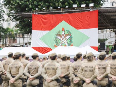 Florianópolis forma 948 soldados da Polícia Militar e anuncia concurso para mil novas vagas na segurança pública de Santa Catarina