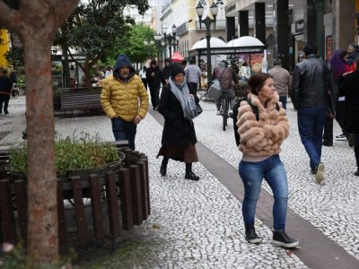 Frio fora de época provoca mínimas abaixo de 10ºC no Paraná; previsão de chuvas a partir de quarta-feira