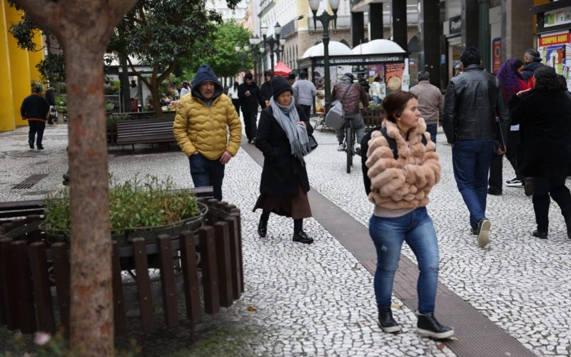 Frio fora de época provoca mínimas abaixo de 10ºC no Paraná; previsão de chuvas a partir de quarta-feira