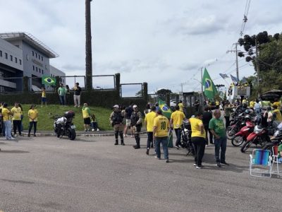 Carreata em Curitiba reúne lideranças políticas em apoio a Flávio Bolsonaro e Sergio Moro critica Lula