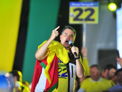 Flávio Bolsonaro propõe maioridade penal de 14 anos para estupro em comício em Porto Alegre