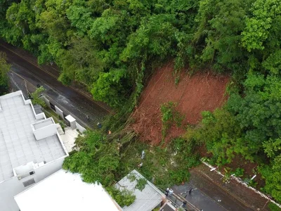 Deslizamento na Rua Paula Freitas em Francisco Beltrão provoca interdição e busca por soluções de infraestrutura