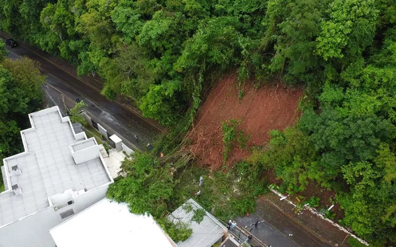 Deslizamento na Rua Paula Freitas em Francisco Beltrão provoca interdição e busca por soluções de infraestrutura