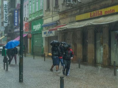 Alerta vermelho para temporais afeta Rio Grande do Sul, Santa Catarina e Paraná com previsão de chuvas intensas e ventos fortes