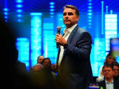Flávio Bolsonaro promete mais verbas para infraestrutura durante visita a Porto Alegre e critica governo federal