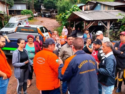 Famílias em Beltrão resistem a deixar área com risco de deslizamento após fissuras em encosta