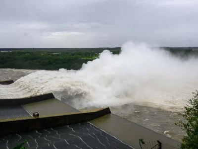 Itaipu prevê queda de três metros no nível do rio Paraná até sábado, impactando região e operações da usina