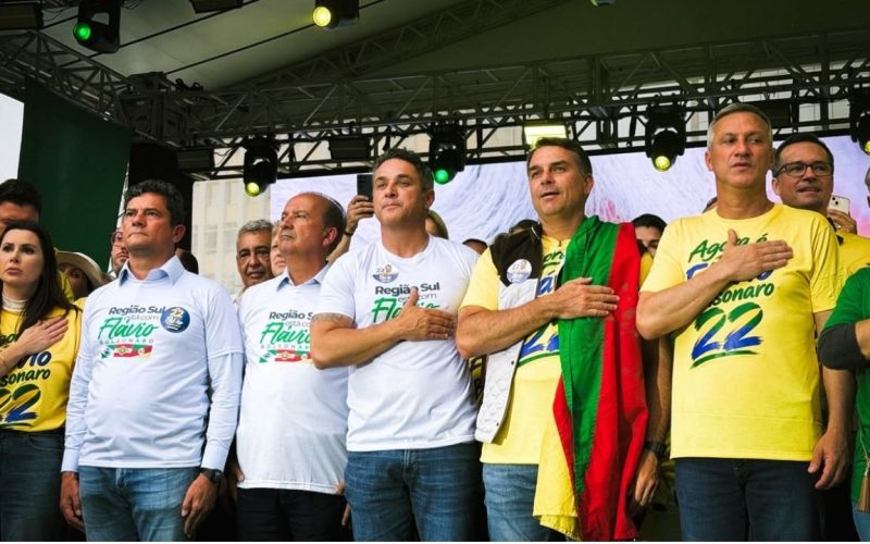 Moro afirma em Porto Alegre que Brasil precisa de um presidente que valorize o Sul durante ato de apoio a Flávio Bolsonaro