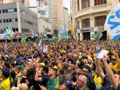 Carreata em Curitiba reúne milhares em apoio a Flávio Bolsonaro com presença de líderes do Sul do Brasil