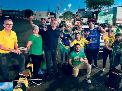 Mobilização em Francisco Beltrão intensifica apoio a Flávio Bolsonaro com carreata e adesivaços
