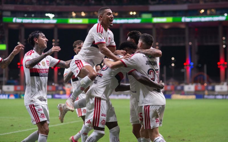 Flamengo vence Bahia por 3 a 0, mantém liderança do Brasileirão e se prepara para decisão na Libertadores