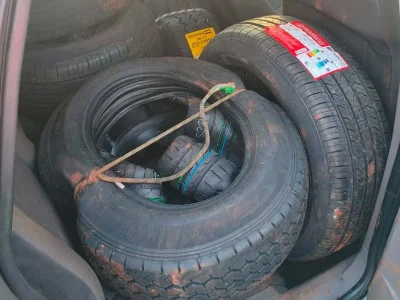 Pneu contrabandeado do Paraguai é apreendido em operação da Receita Federal e Polícia Militar em Capanema, PR