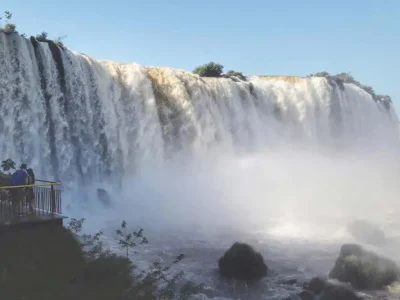 Paraná recebe 717 mil turistas internacionais em 2026, enquanto saúde e comércio apresentam crescimento significativo