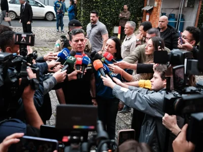 Sergio Moro vota em Curitiba e expressa solidariedade a vítimas das chuvas no Paraná enquanto apoia Flávio Bolsonaro na eleição presidencial