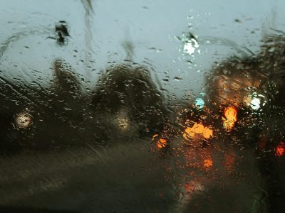 Frente fria provoca queda de temperaturas e chuvas intensas em Santa Catarina, com riscos de alagamentos