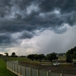 Corredor de umidade deve provocar até 200 mm de chuva em Santa Catarina, Paraná e Rio Grande do Sul nos próximos dias; alertas de alagamentos e deslizamentos são emitidos
