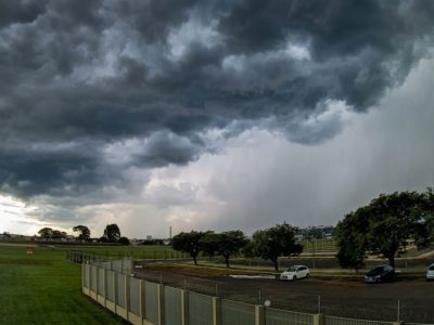 Corredor de umidade deve provocar até 200 mm de chuva em Santa Catarina, Paraná e Rio Grande do Sul nos próximos dias; alertas de alagamentos e deslizamentos são emitidos