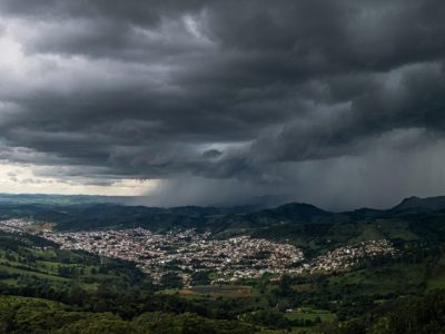 Alerta de temporais com chuvas de até 200 mm afeta 14 estados, incluindo Paraná e Santa Catarina, no feriado de Finados