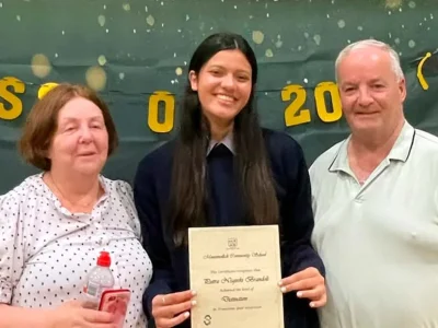 Estudante de Chopinzinho publica livro sobre intercâmbio na Irlanda e inspira jovens paranaenses