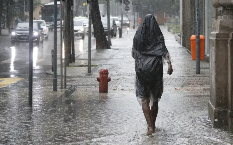 Inmet emite alertas de tempestades para Paraná, Santa Catarina e Rio Grande do Sul durante feriado de Nossa Senhora Aparecida