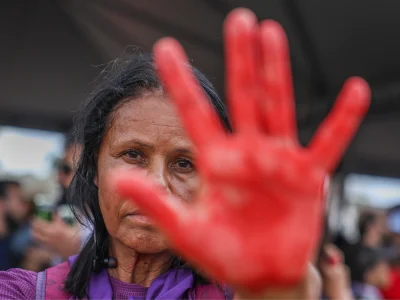 Mais de 53% das vítimas de violência política contra mulheres são negras, aponta levantamento sobre denúncias no Brasil