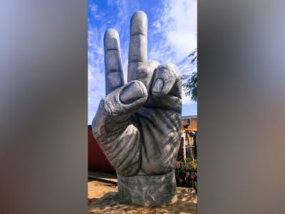 Escultura de mão gigante pode se tornar monumento fixo em Campo Grande, simbolizando união entre motociclistas