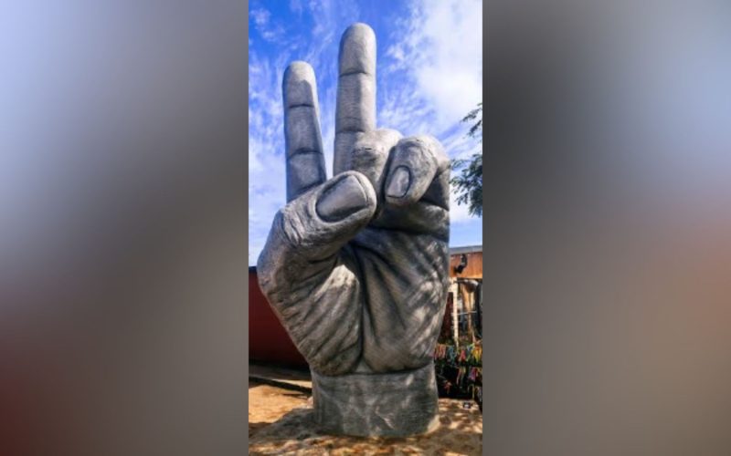 Escultura de mão gigante pode se tornar monumento fixo em Campo Grande, simbolizando união entre motociclistas