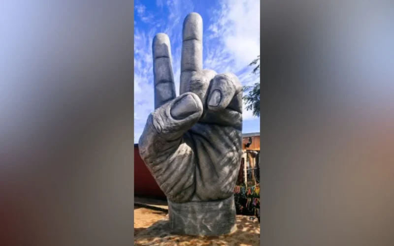 Escultura de mão gigante pode se tornar monumento fixo em Campo Grande, simbolizando união entre motociclistas