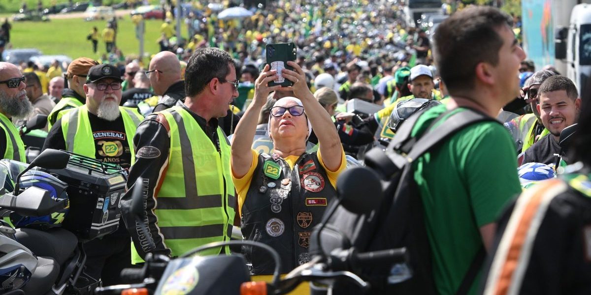 Motociata em Florianópolis reúne apoiadores de Flávio Bolsonaro com foco em economia e segurança