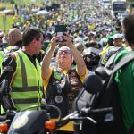 Motociata em Florianópolis reúne apoiadores de Flávio Bolsonaro com foco em economia e segurança