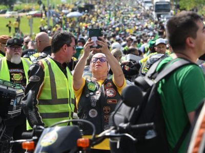 Motociata em Florianópolis reúne apoiadores de Flávio Bolsonaro com foco em economia e segurança
