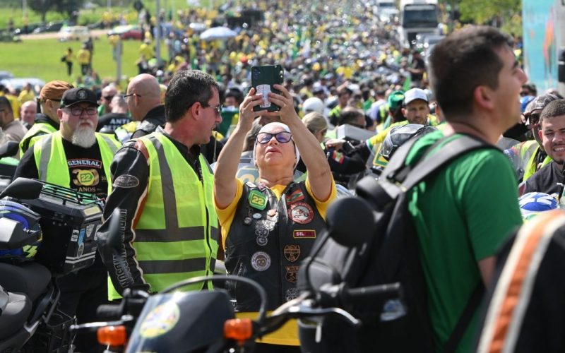 Motociata em Florianópolis reúne apoiadores de Flávio Bolsonaro com foco em economia e segurança