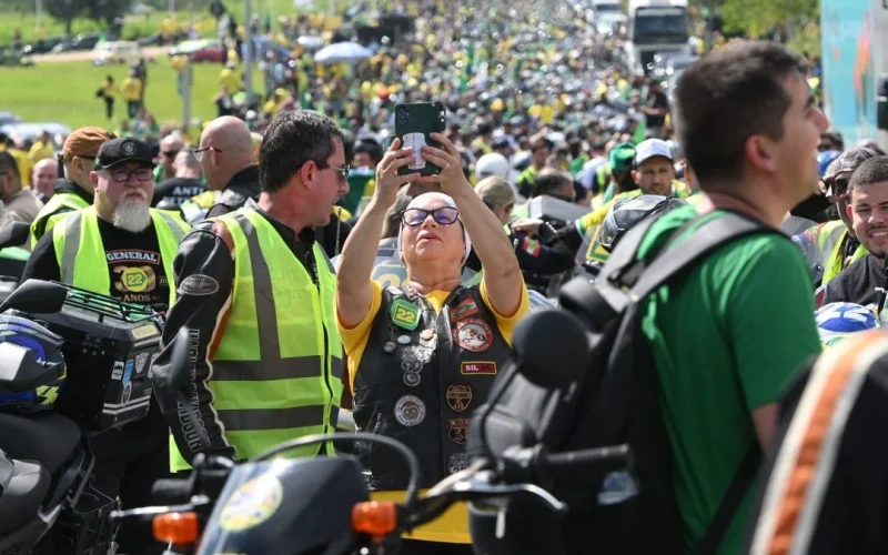 Motociata em Florianópolis reúne apoiadores de Flávio Bolsonaro com foco em economia e segurança