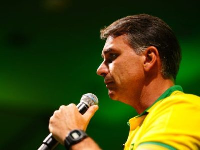Flávio Bolsonaro teria deixado Brasil em direção à Flórida após ordem de entrega de passaportes
