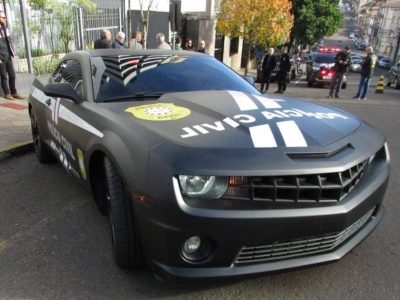 Polícias do Sul do Brasil incorporam carros de luxo apreendidos de traficantes, como Porsche e Camaro, para reforçar a segurança pública