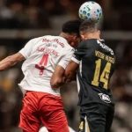 Bragantino atualiza estado de saúde de Alix Vinícius após susto em choque de cabeça no jogo contra o Atlético-MG