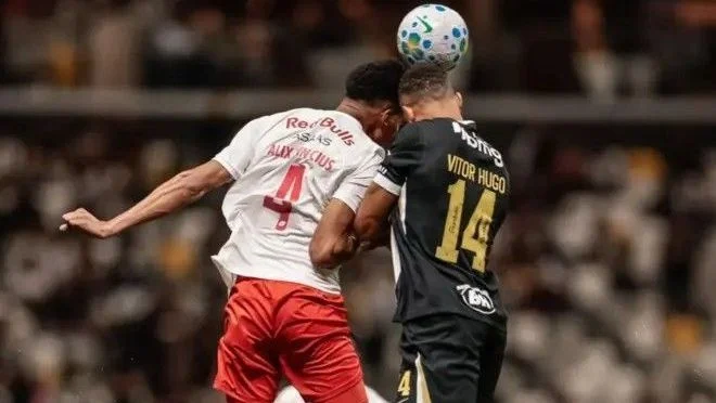 Bragantino atualiza estado de saúde de Alix Vinícius após susto em choque de cabeça no jogo contra o Atlético-MG