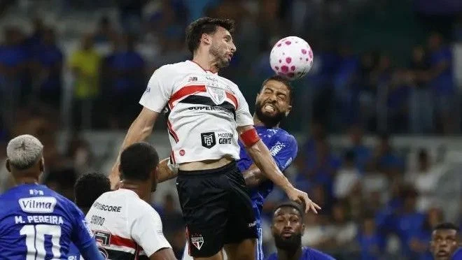 Calleri critica desempenho do São Paulo em derrota para o Cruzeiro e pede melhorias antes de confronto com o Vitória